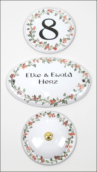 Hausnummer, Türschild und Klingelknopf