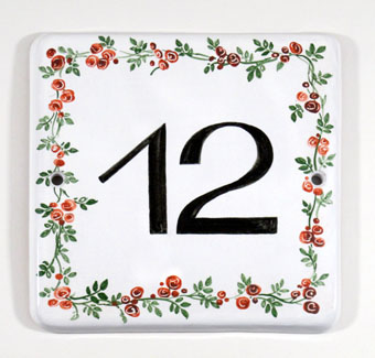 Hausnummer mit Rosenranke