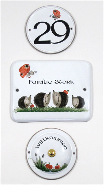 runde Hausnummer, Türschild und Klingelknopf