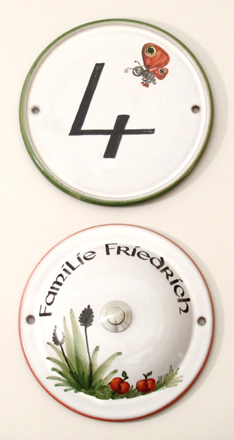 runde Hausnummer und Klingelknopf