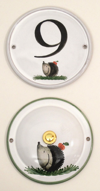 runde Hausnummer und Klingelknopf