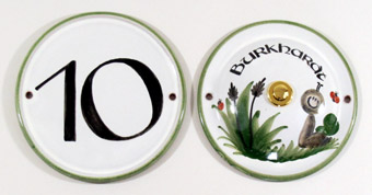 Hausnummer und Klingelknopf