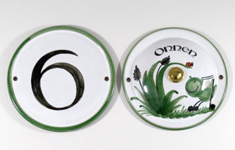 Hausnummer und Klingelknopf