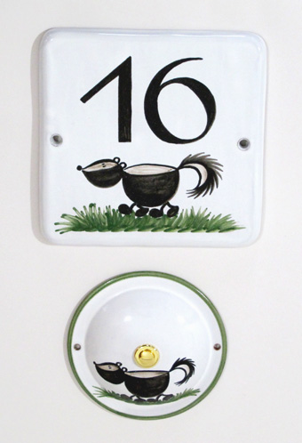Hausnummer und Klingelknopf