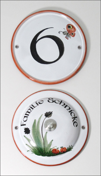 Hausnummer und Klingelknopf