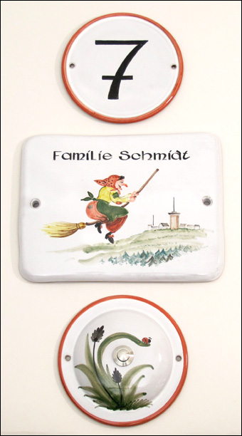 runde Hausnummer, Türschild und Klingelknopf