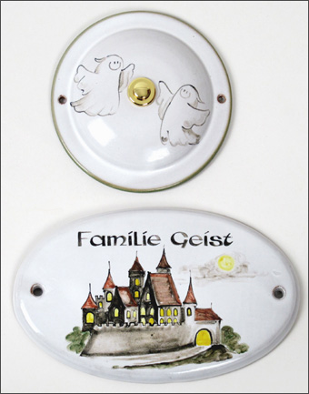 Klingelknopf und großes Türschild