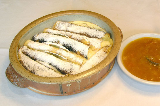 Gefüllte Crêpes mit Aprikosensauce