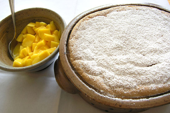 Vanillesoufflé mit Mangokompott in der Aufflaufform bis 3 Liter
